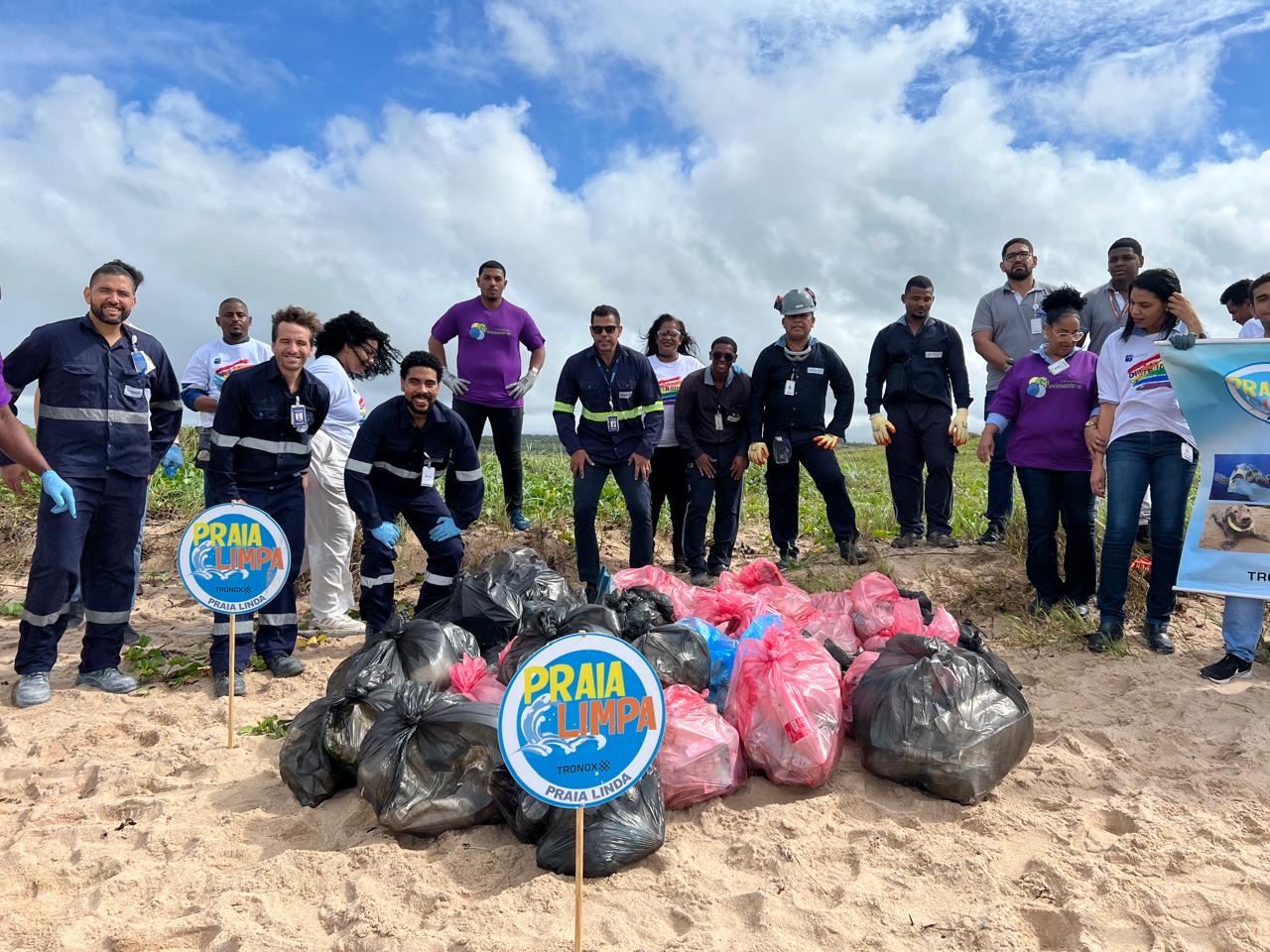 Tronox promove ação com colaboradores e retira mais de 100 kg de resíduos da praia