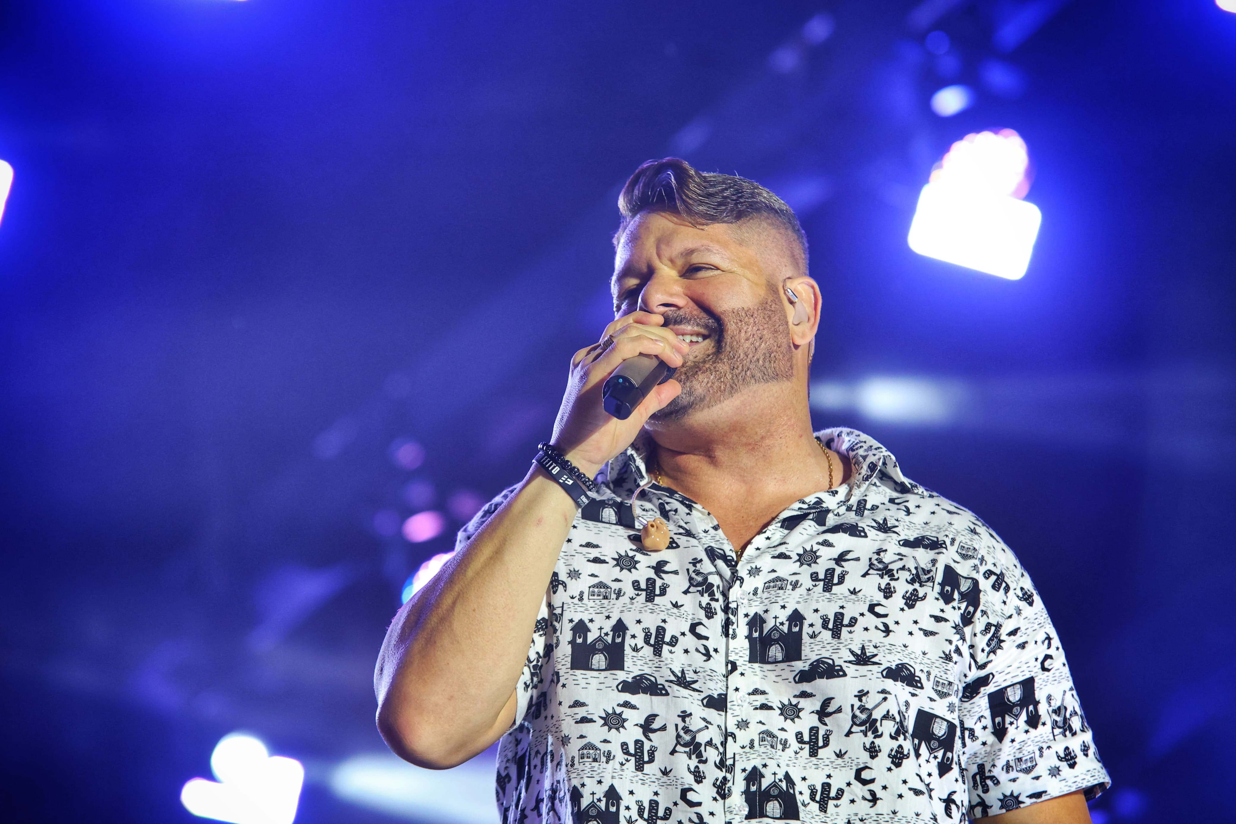 Juciê, Fábio Carneirinho e Danniel Vieira abriram o segundo dia do São João da Bahia no Parque de Exposições