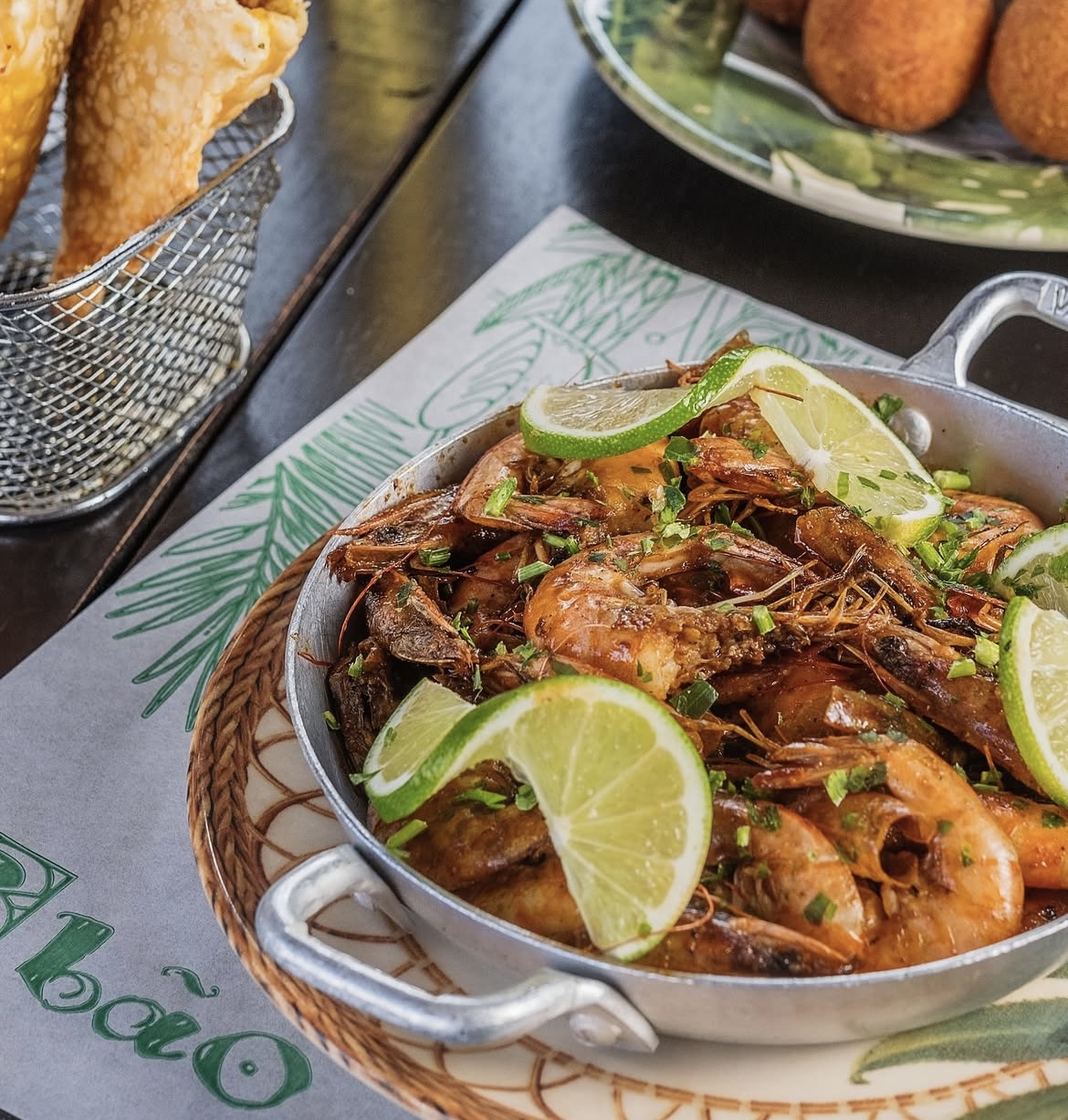 Bão comemora 9 anos com happy hour estendido e atrações nas três unidades de Salvador