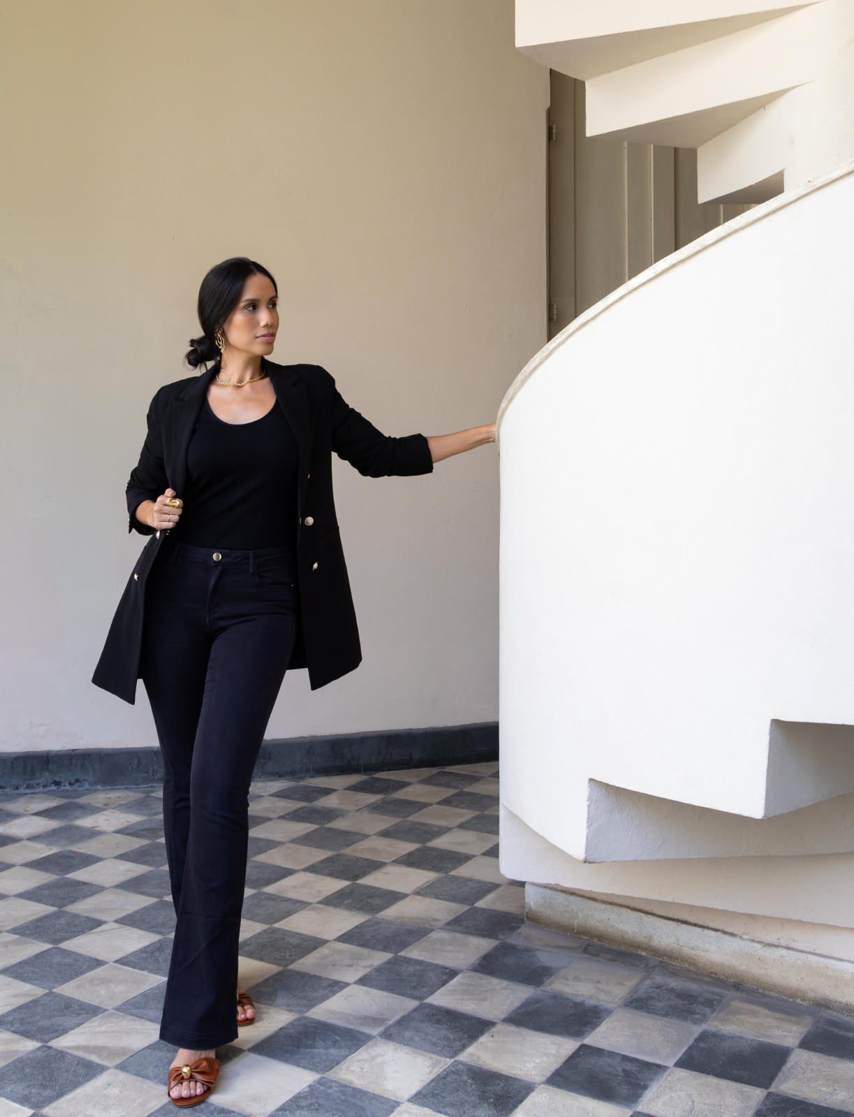Mariana Souza apresenta a sensorial e elegante Adega Âmbar na CASACOR Bahia 2025