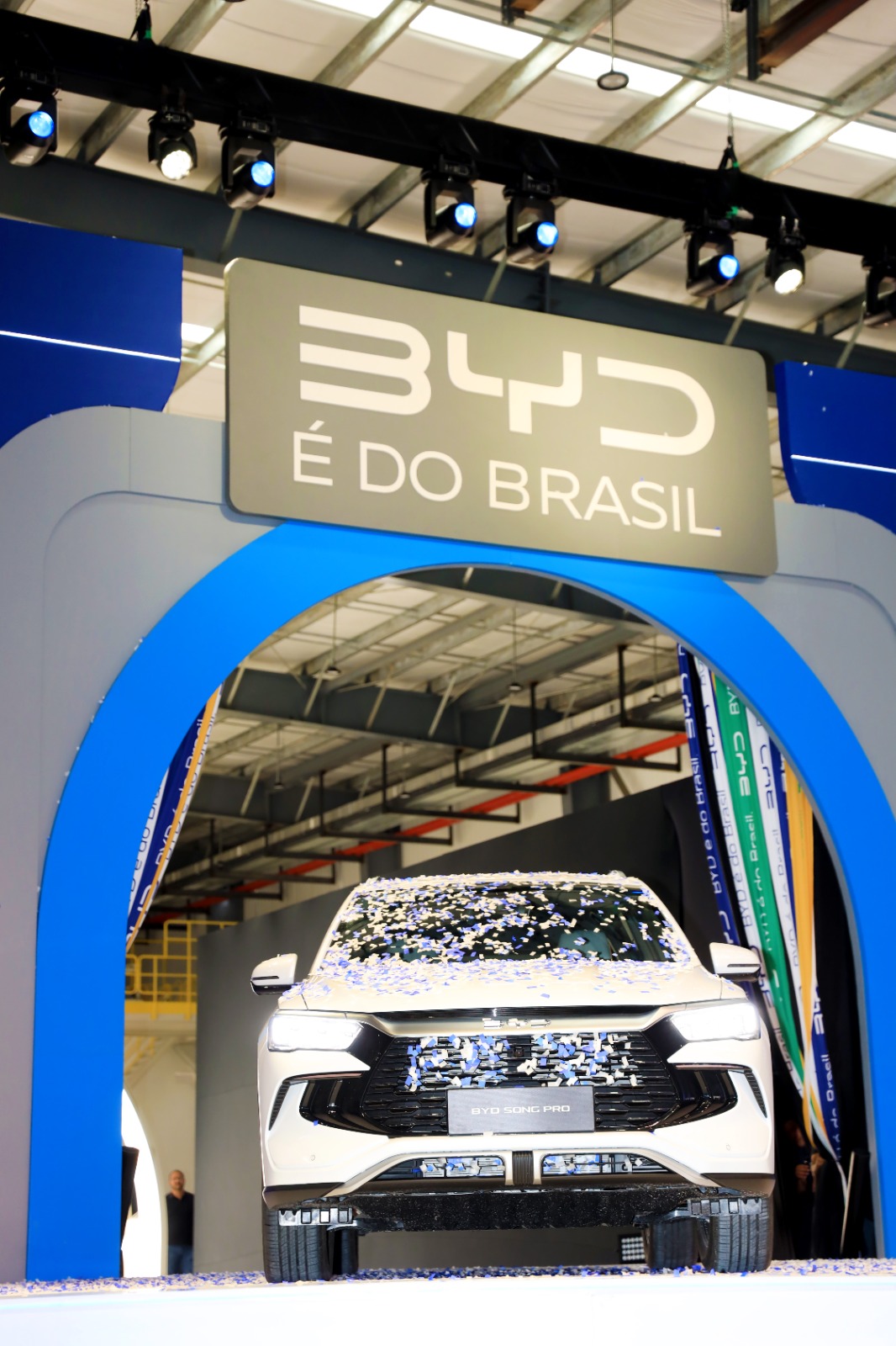 Fábrica da BYD em Camaçari apresenta primeiros carros elétricos montados no Brasil