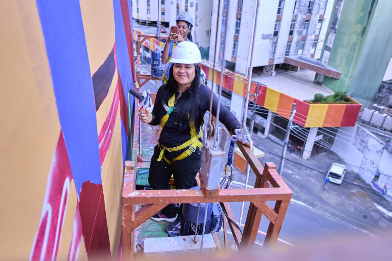 Empena assinada por artista indígena Yacunã Tuxá é entregue à capital baiana e se torna marco de representatividade no centro de Salvador