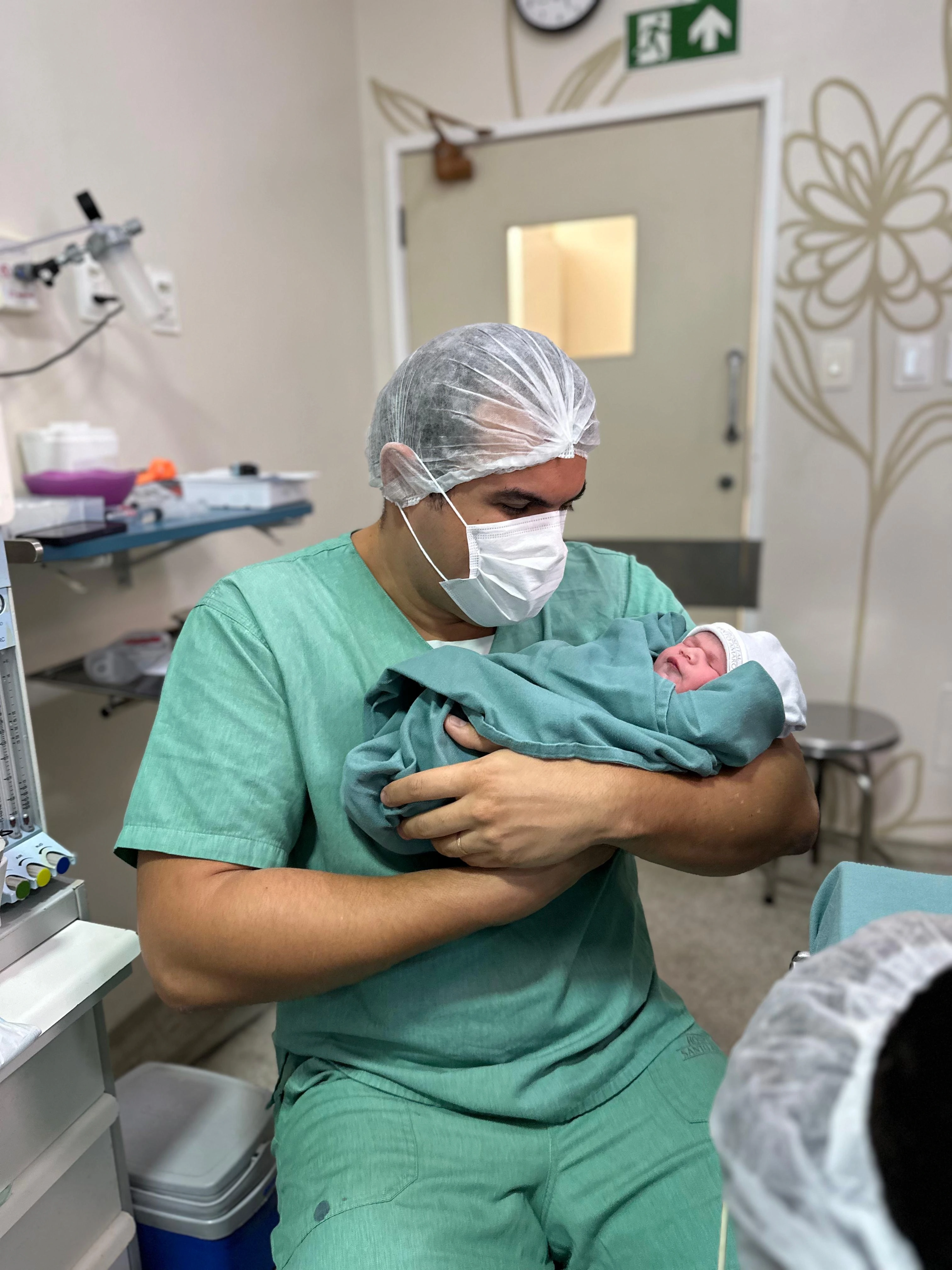 Pai com deficiência visual vivencia nascimento da filha por meio de narração sensorial no Hospital Santo Amaro