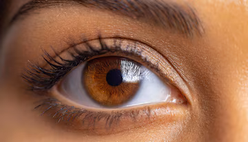 Mudança da cor dos olhos expõe riscos à saúde e levanta debate sobre responsabilização jurídica