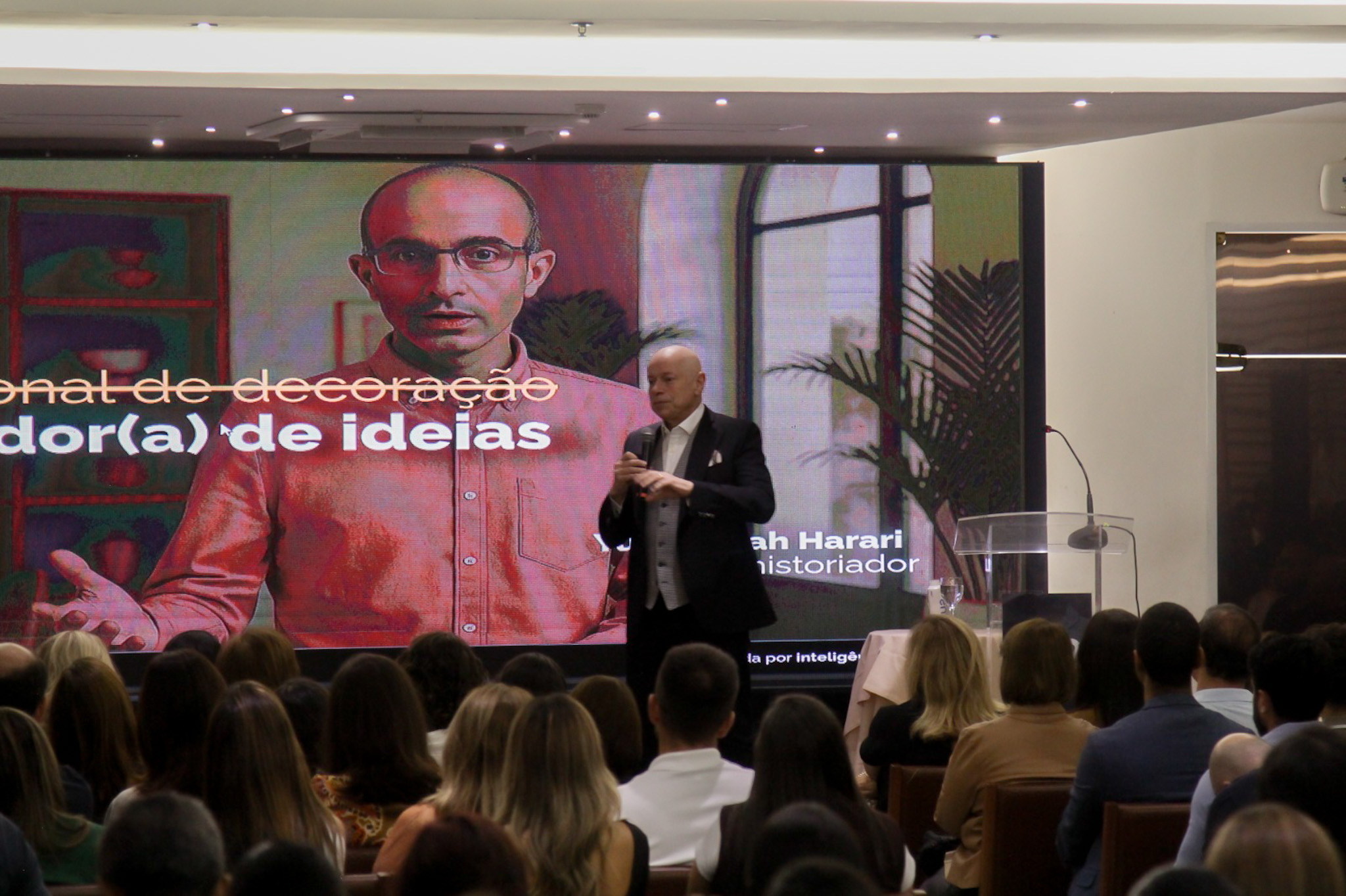 Leandro Karnal fala sobre liderança emocional em evento promovido pelo Núcleo de Decoração da Bahia