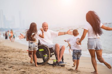 O capacitismo dentro das famílias é silencioso, mas pode ser tão limitador quanto qualquer barreira física ou social