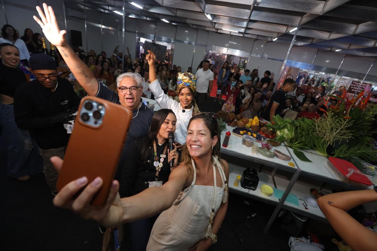 Frisson! Chef Dani Façanha fez sucesso no Chocolat Brasil 2025 com aula show lotada