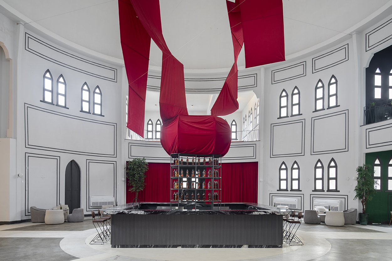 Arquiteto Pedro Chezzi estreia na CASACOR Bahia 2025 com bar sensorial na cúpula de igreja histórica
