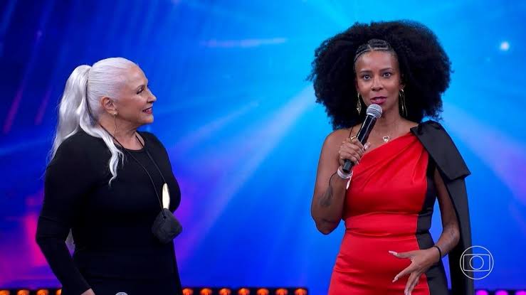 Rita Batista surpreende com Fafá de Belém como cantora misteriosa no Domingão