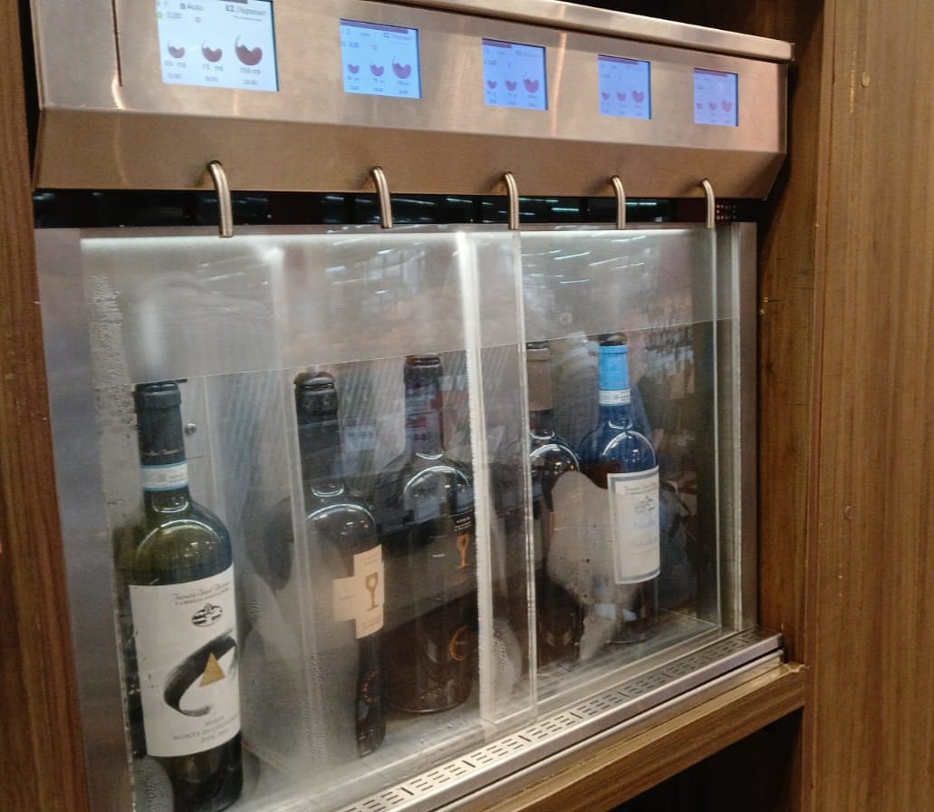 Perini traz experiência sofisticada com wine dispenser nas lojas da Graça e Pituba