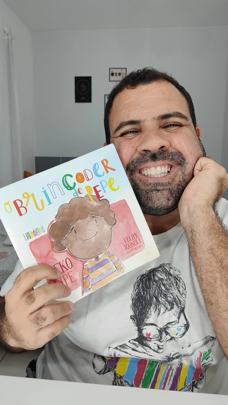 Deco Lipe leva espetáculo infantil gratuito à Cidade Baixa pelo projeto “Conto Aqui, Conto Ali”