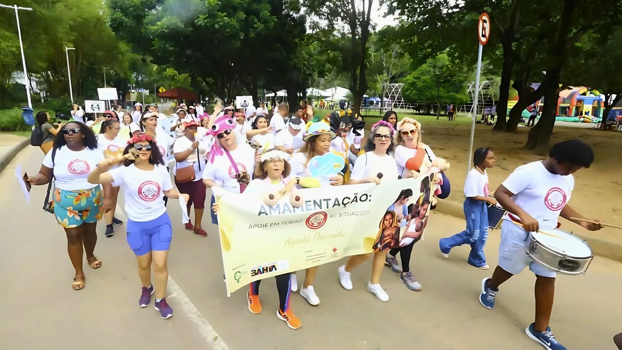 Caminhada na orla de Salvador incentiva a amamentação
