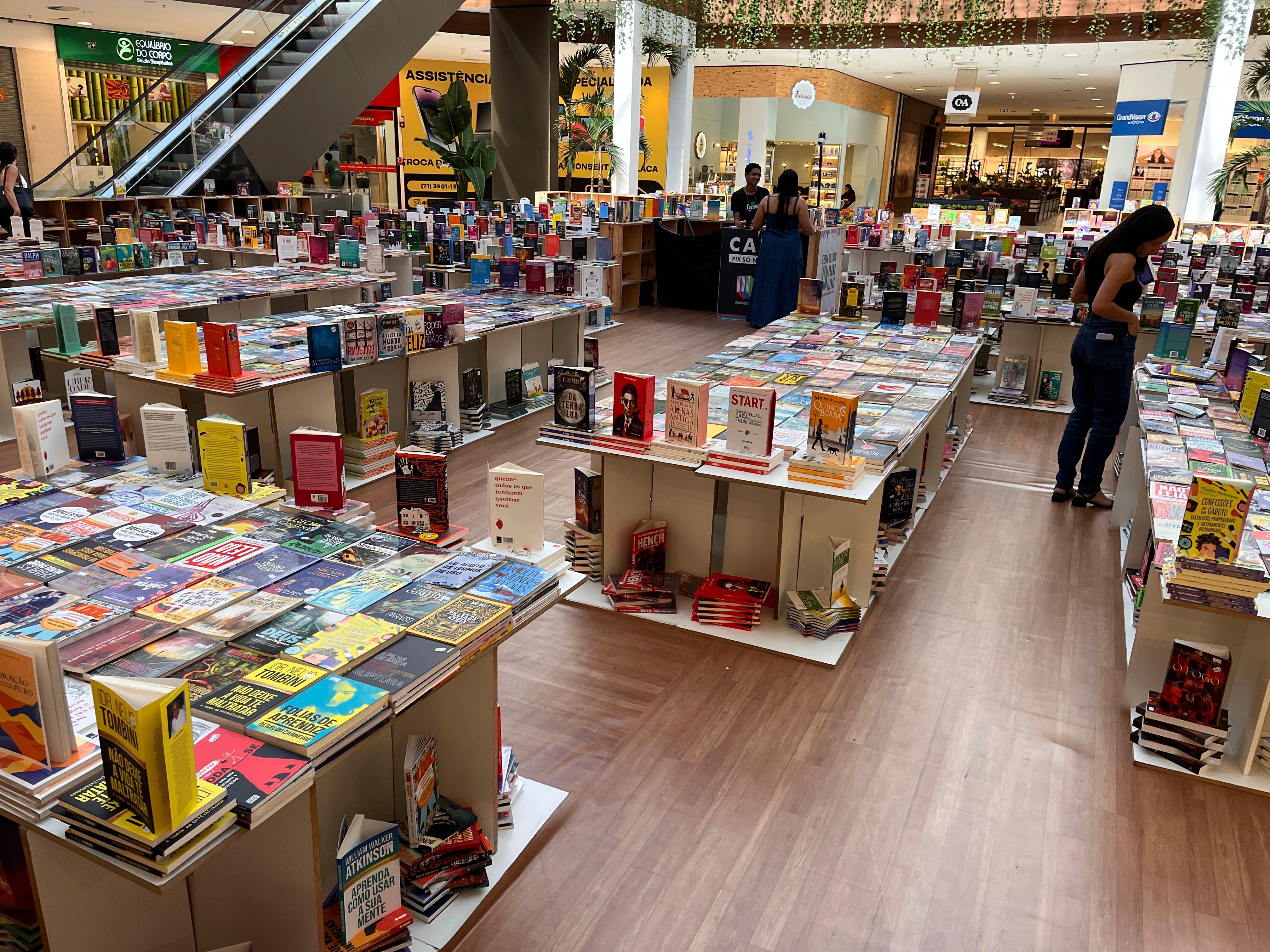 Feira de livros movimenta o Shopping Paralela com clássicos e novidades a partir de R$ 10