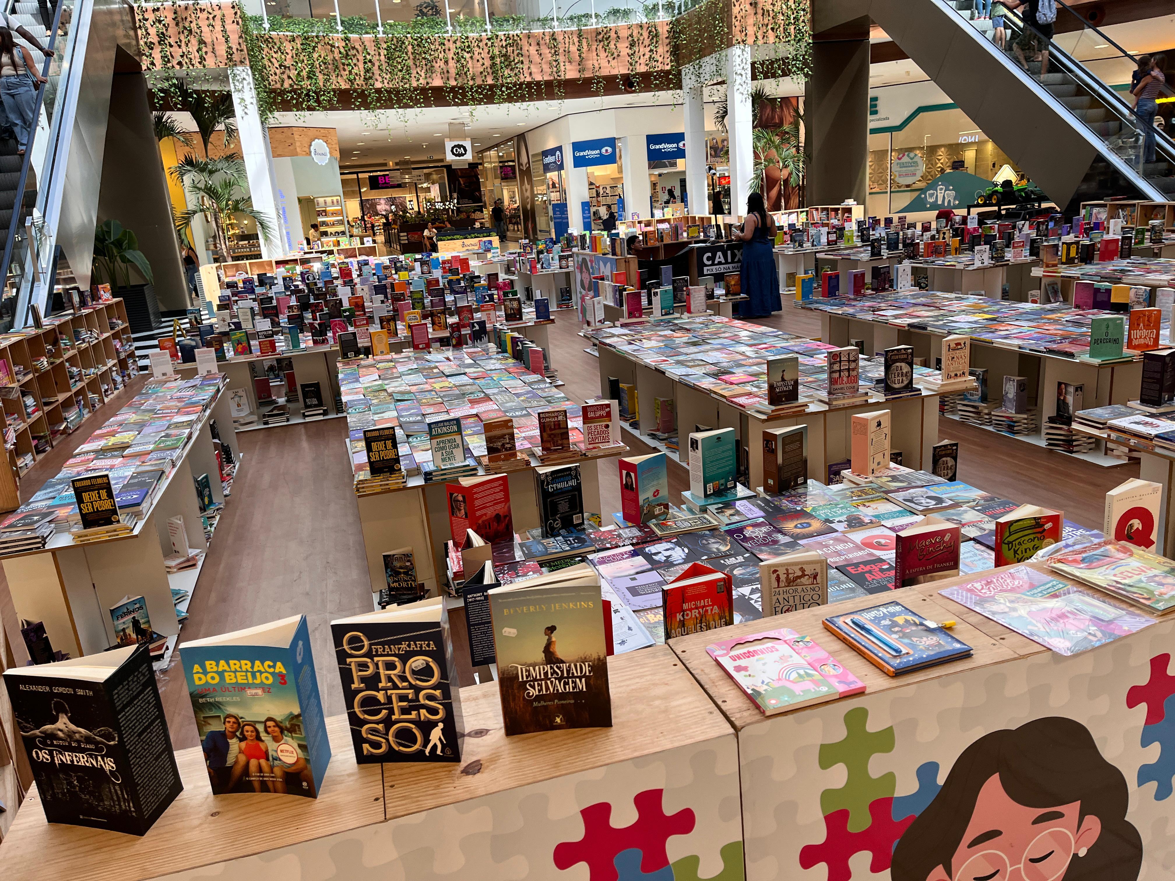 Feira de livros movimenta o Shopping Paralela com clássicos e novidades a partir de R$ 10