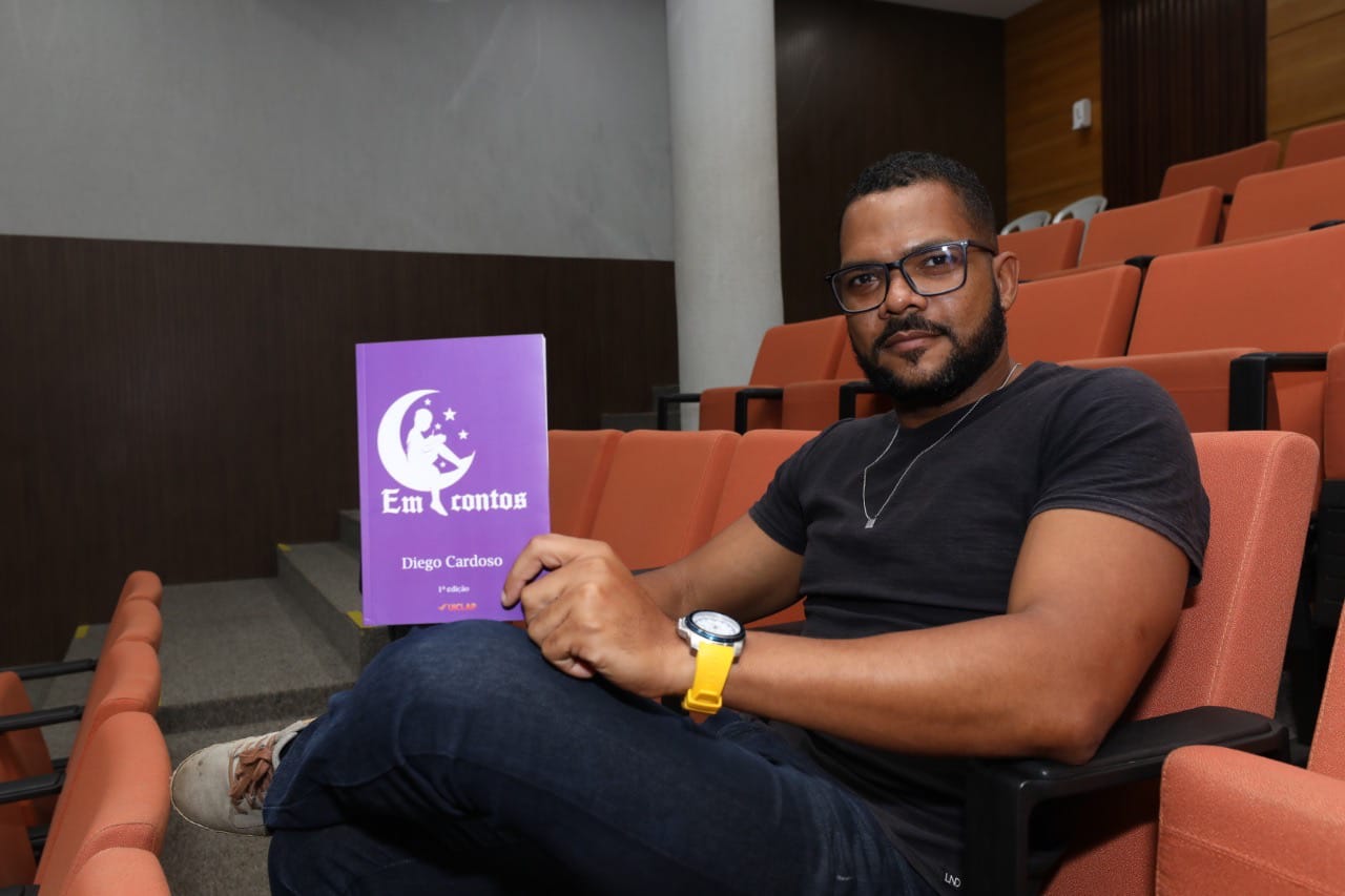 Escritor baiano Diego Cardoso participa da Flipelô 2025 com o livro “Em Contos”