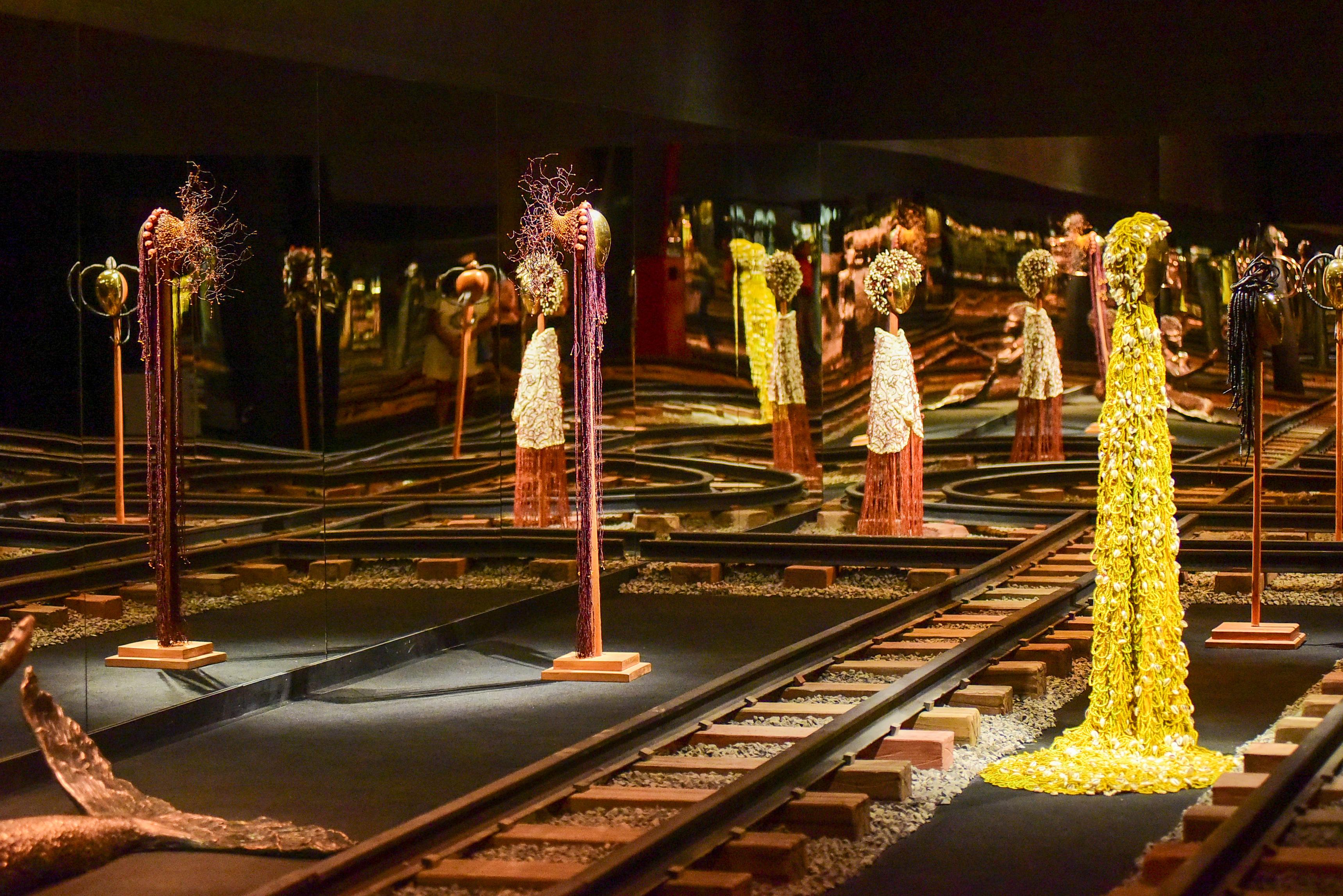 Exposição ‘Òná Ìrin: Caminho de Ferro’ segue em cartaz até 10 de agosto no MUNCAB