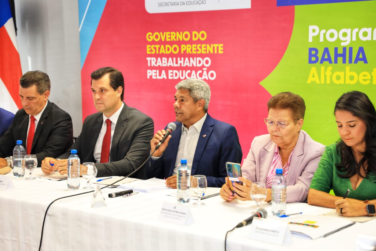Bahia lança programa para garantir alfabetização na idade certa em parceria com municípios