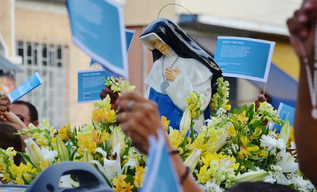 Dia de Santa Dulce dos Pobres terá missa campal, procissão luminosa e shows de Padre Antônio Maria e Fafá de Belém