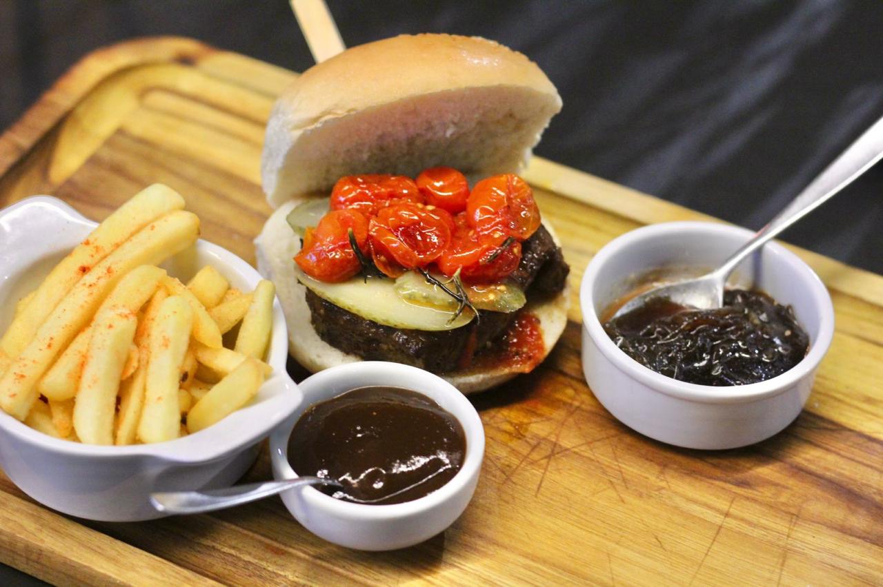 Hambúrguer suíço com fondue de queijo é atração do Racletto na Salvador Burger Gourmet by Restaurant Week