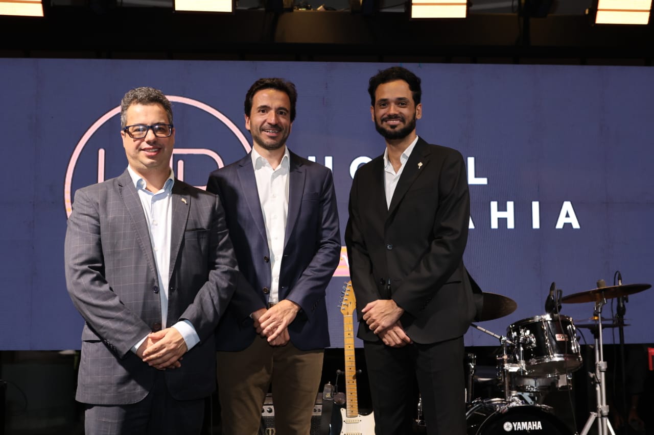 Hotel da Bahia by Wish resgata nome original e celebra nova fase com retrofit e restauração de mural modernista