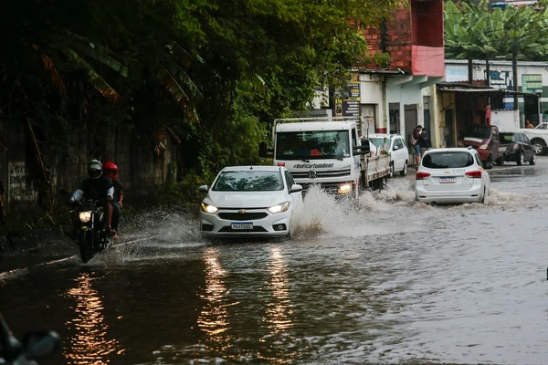 Chuva forte atinge Salvador neste domingo (17)
