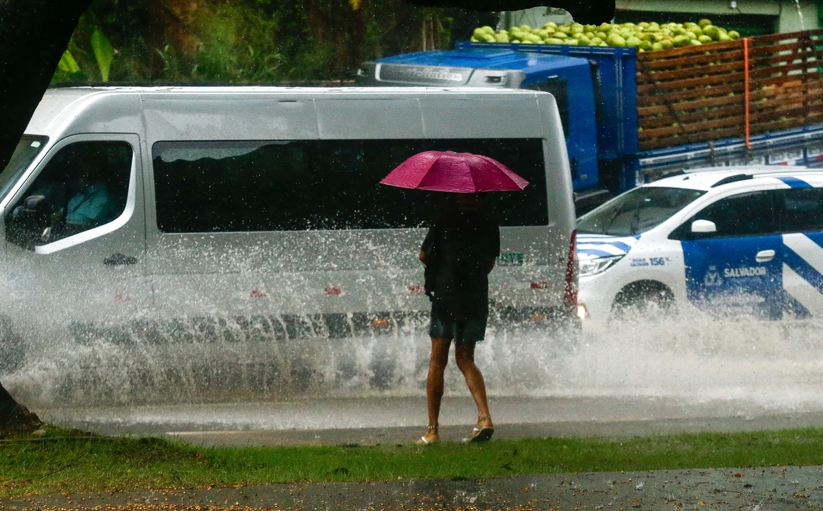 Chuva forte atinge Salvador neste domingo (17)