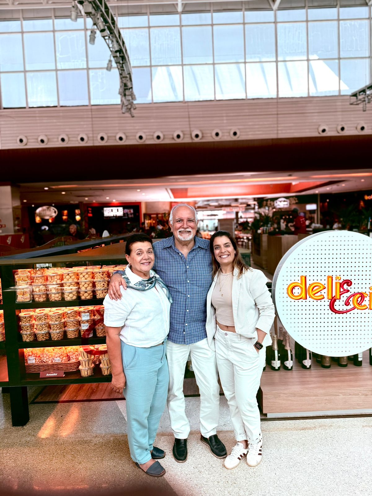 Deli e Cia inaugura nova unidade em shopping celebrando 30 anos de tradição e sabor