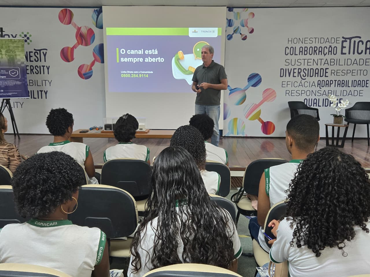 Tronox recebe estudantes da comunidade de Areias em visita guiada à fábrica de Camaçari