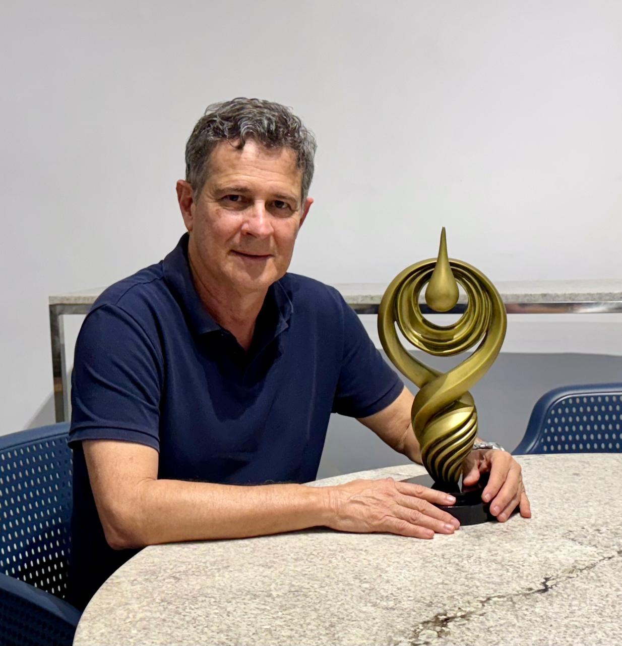 André Moreno assina troféu da 15ª edição do Prêmio FIEB Indústria Baiana Sustentável