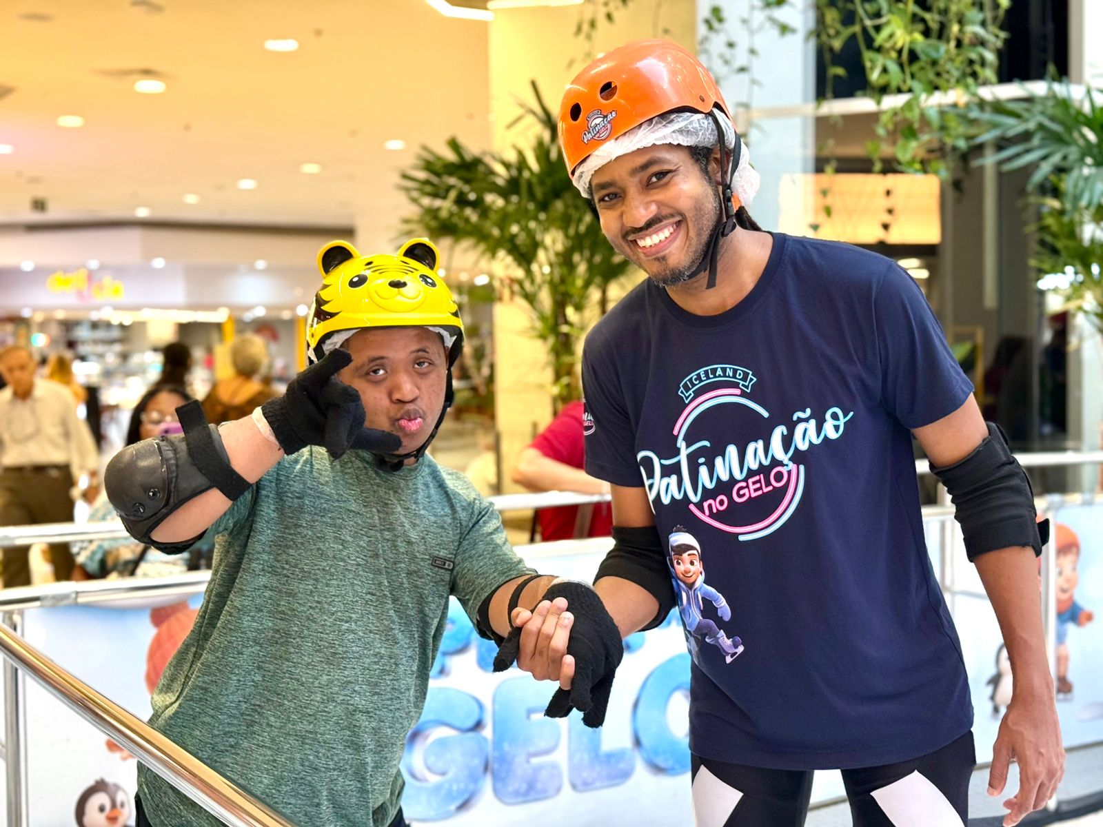 Shopping de Salvador promove experiência inclusiva na pista de gelo com jovens assistidos pela APAE