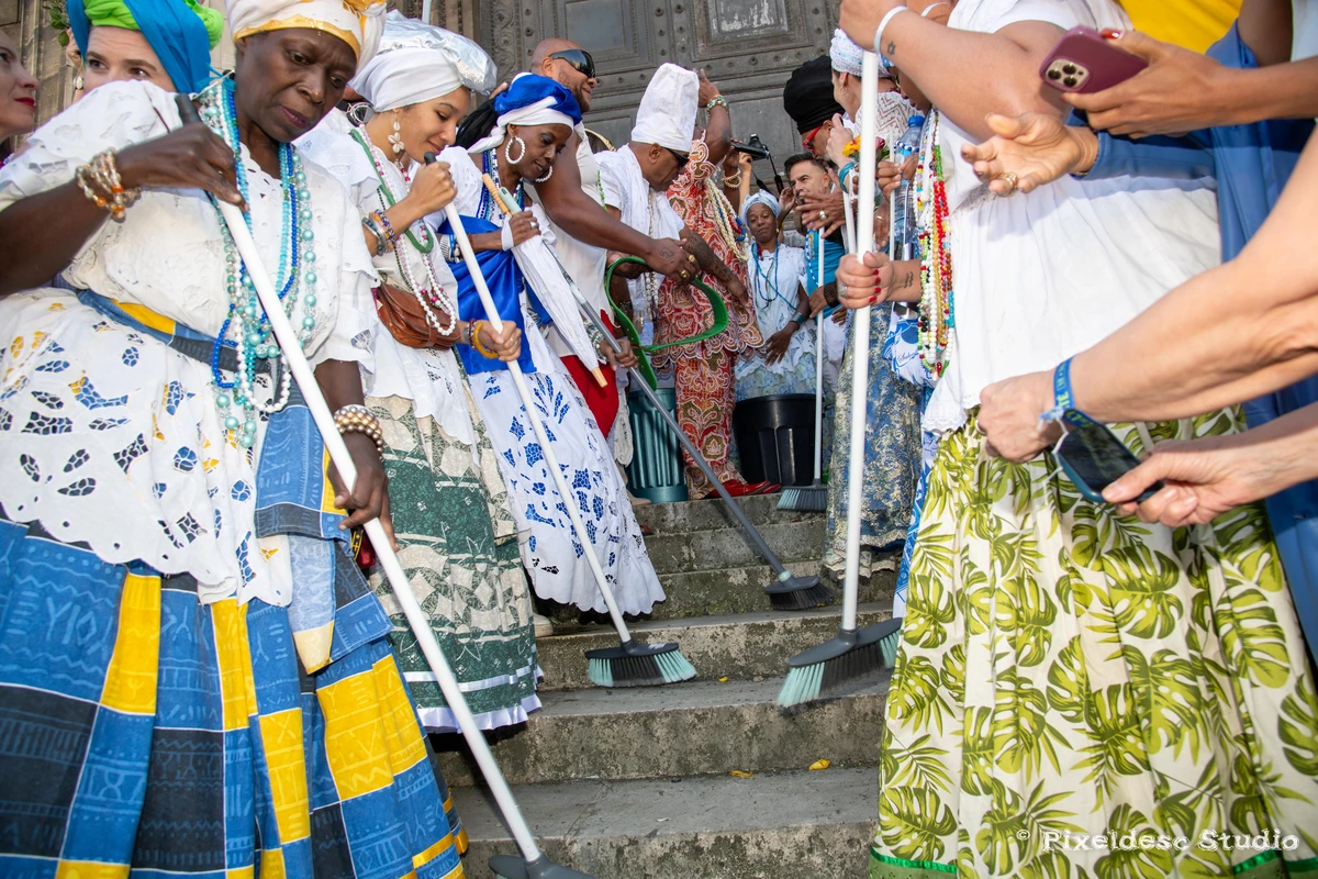 Lavagem de Madeleine reúne mais de 700 artistas em Paris no maior evento da cultura afro-brasileira na Europa