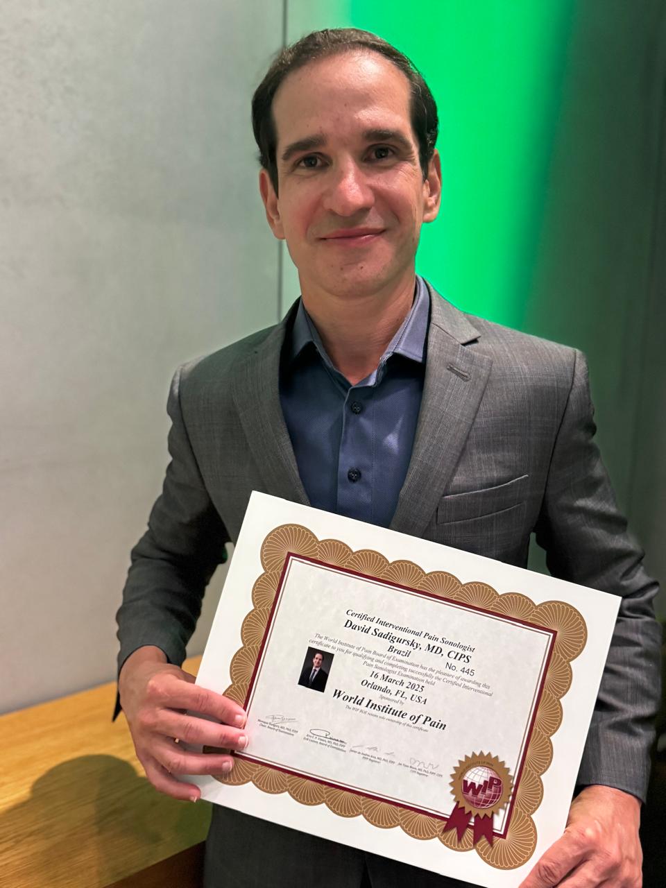 David Sadigursky recebe título internacional do Instituto Mundial de Dor em Budapeste