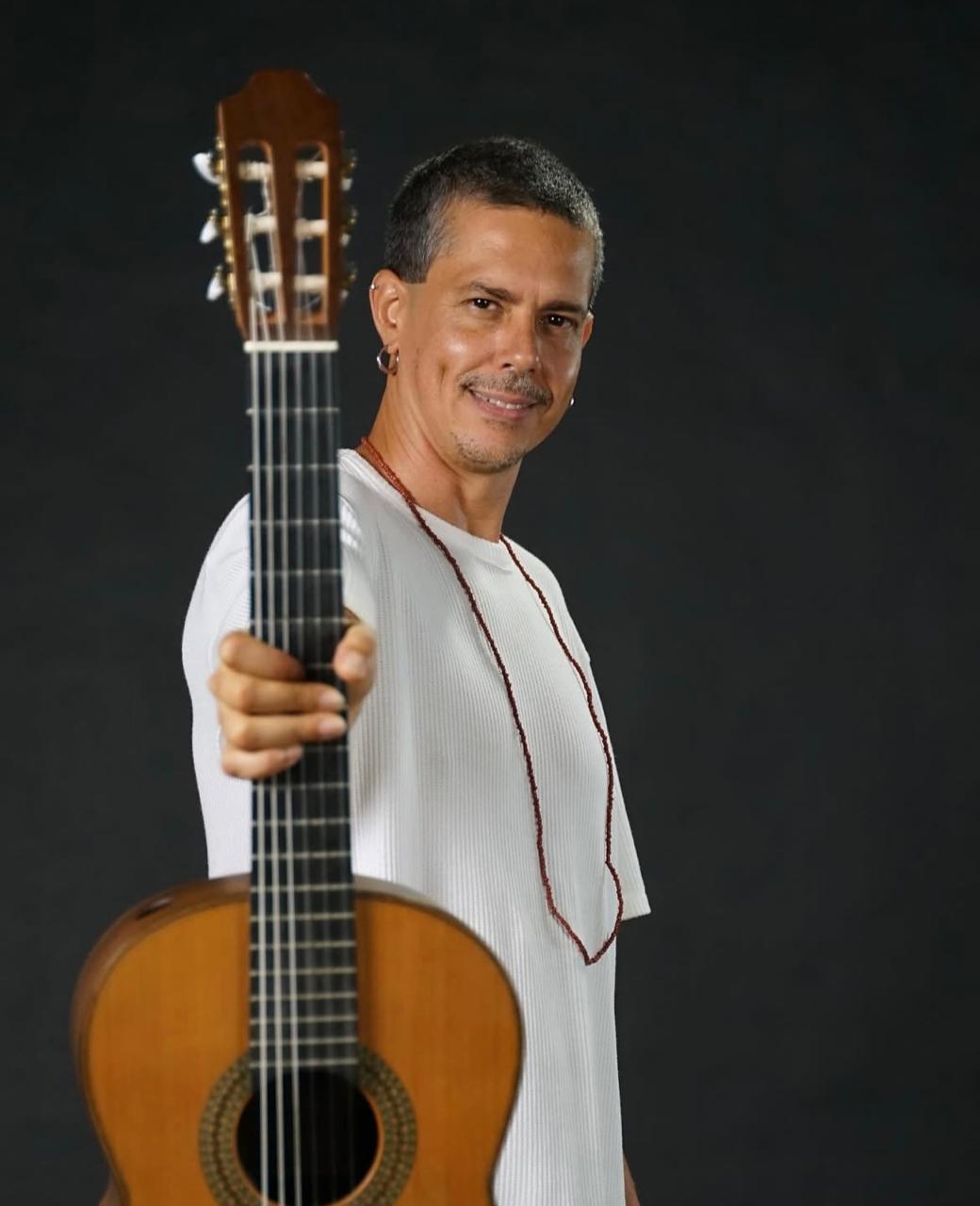 Ayrà Gastrôbar recebe show intimista de Daní com participação especial de Jarder Jardineiro
