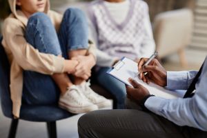 Crise silenciosa: adultização infantil ameaça desenvolvimento e saúde emocional