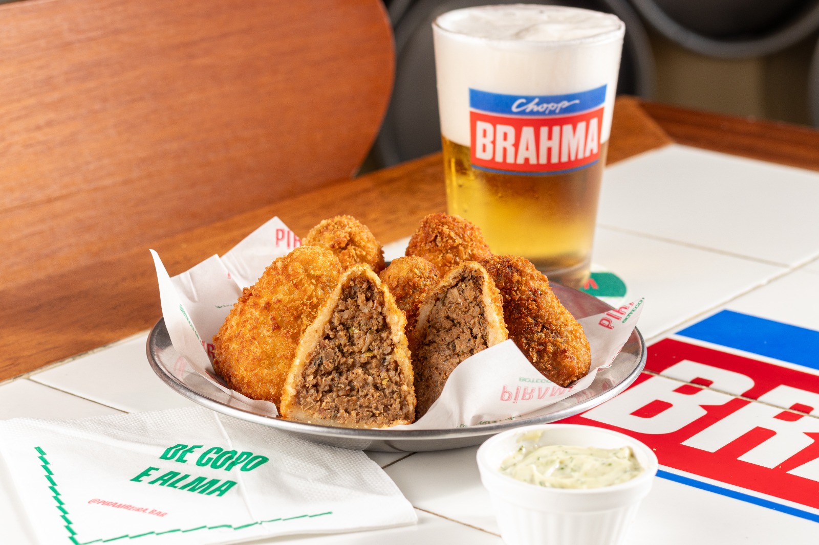 Brahma lança guia inédito de bares em Salvador com experiências de harmonização gastronômica