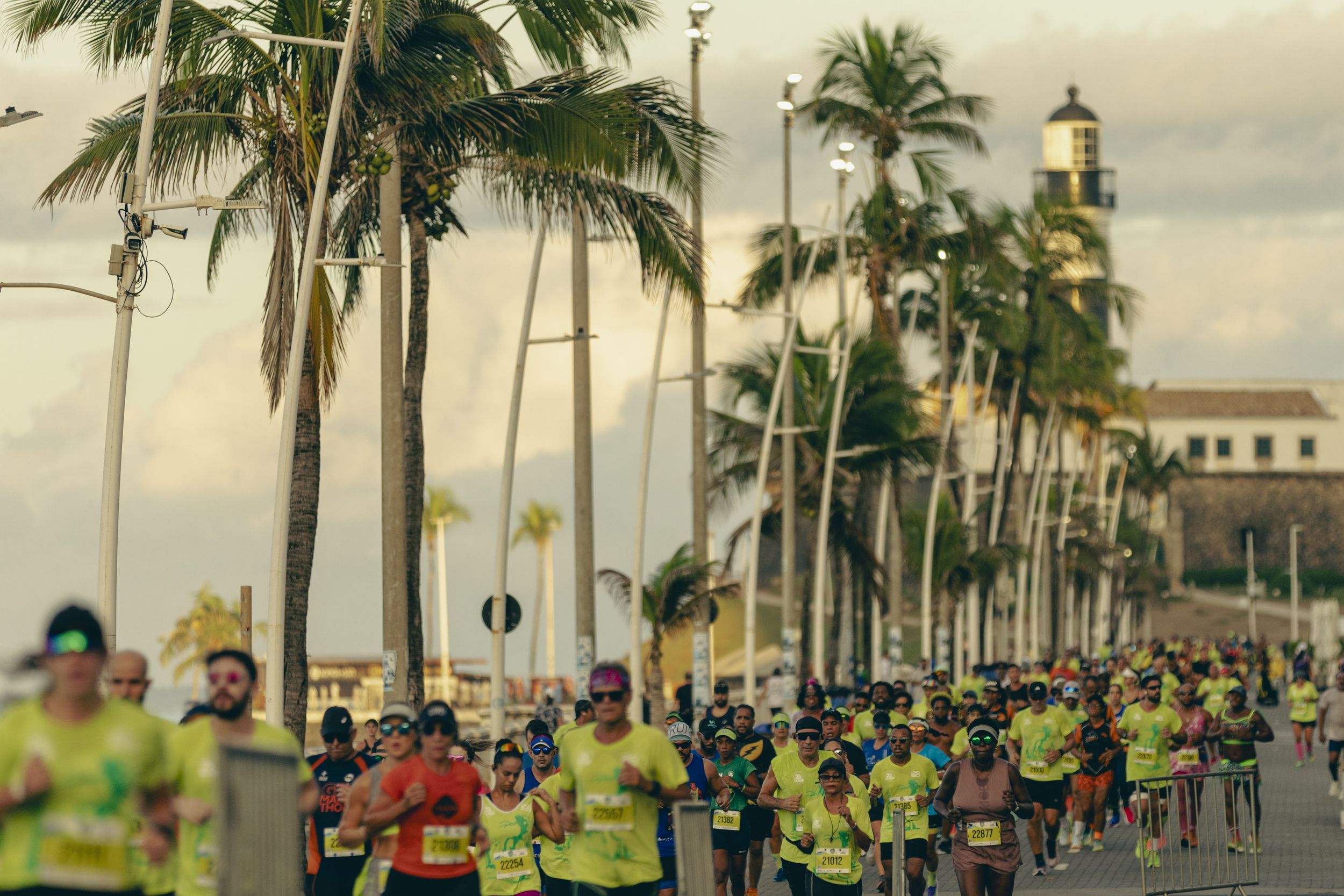 Olympikus celebra 50 anos na Maratona Salvador 2025 com 12 mil corredores