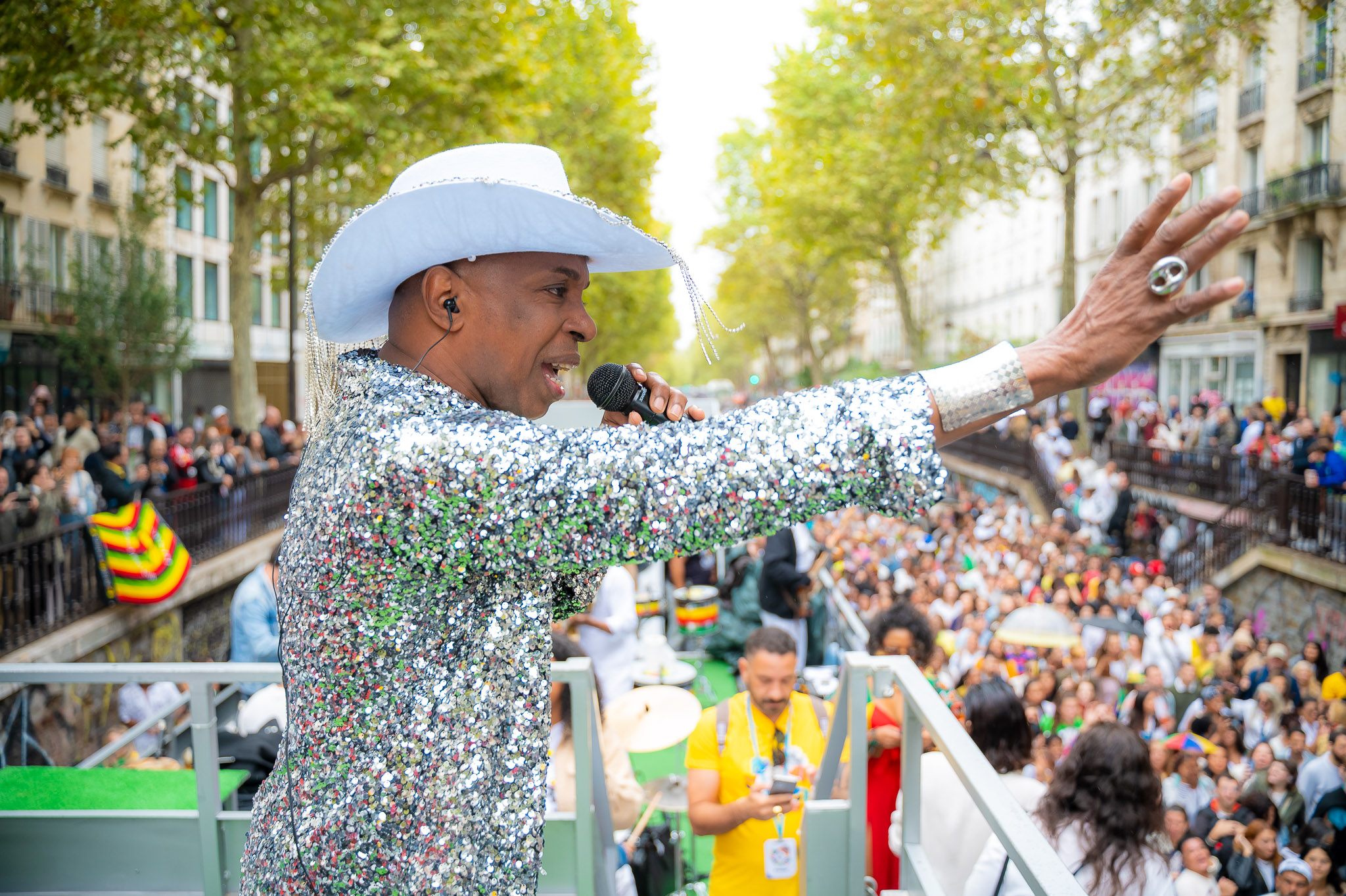 Lavagem de Madeleine reúne mais de 60 mil pessoas em Paris em celebração às culturas afro-brasileiras