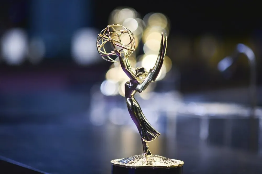 Emmy 2025 consagra “The Pitt”, “Ruptura”, “O Estúdio” e “Adolescência”