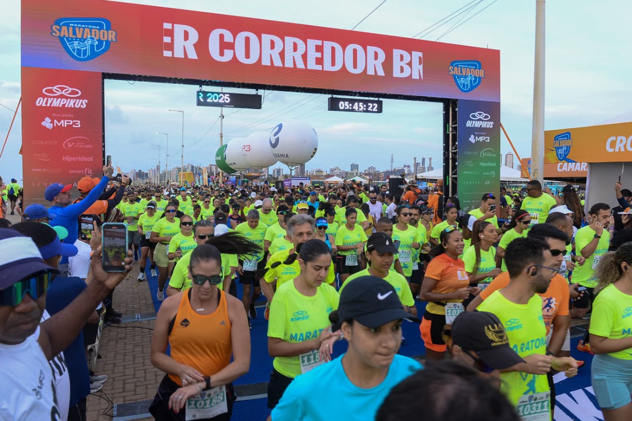 Primeiro dia da Maratona Salvador 2025 reúne milhares de corredores na Boca do Rio para provas de 5 km e 10 km