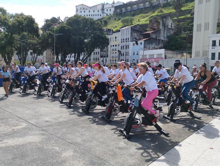 Bike das Cores volta a movimentar a Praça Cairu com aulas gratuitas de ciclismo indoor