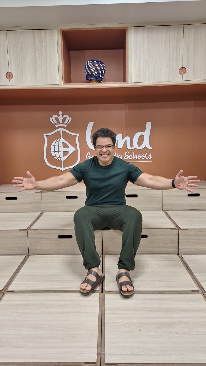Adelmo Casé leva música e inspiração a estudantes da Land School Pituba