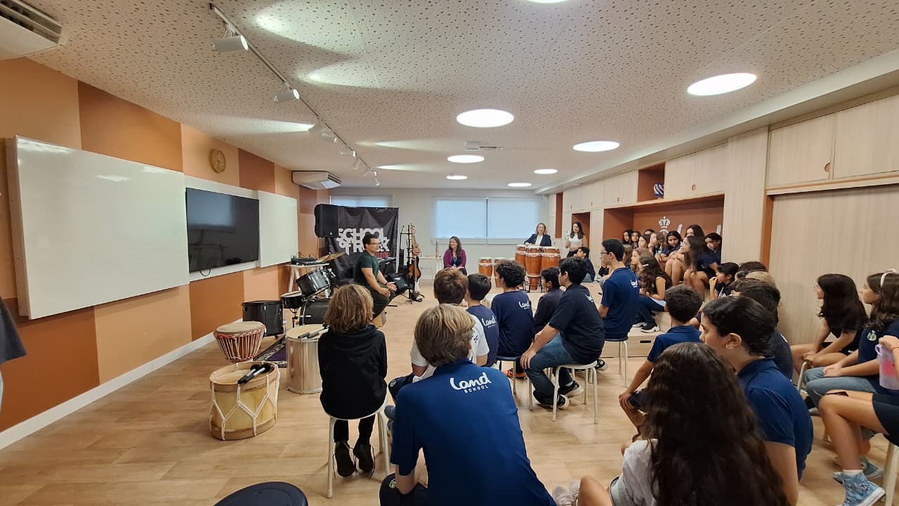 Adelmo Casé leva música e inspiração a estudantes da Land School Pituba