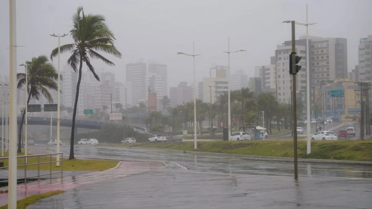 Salvador enfrenta rajadas de vento de até 60 km/h