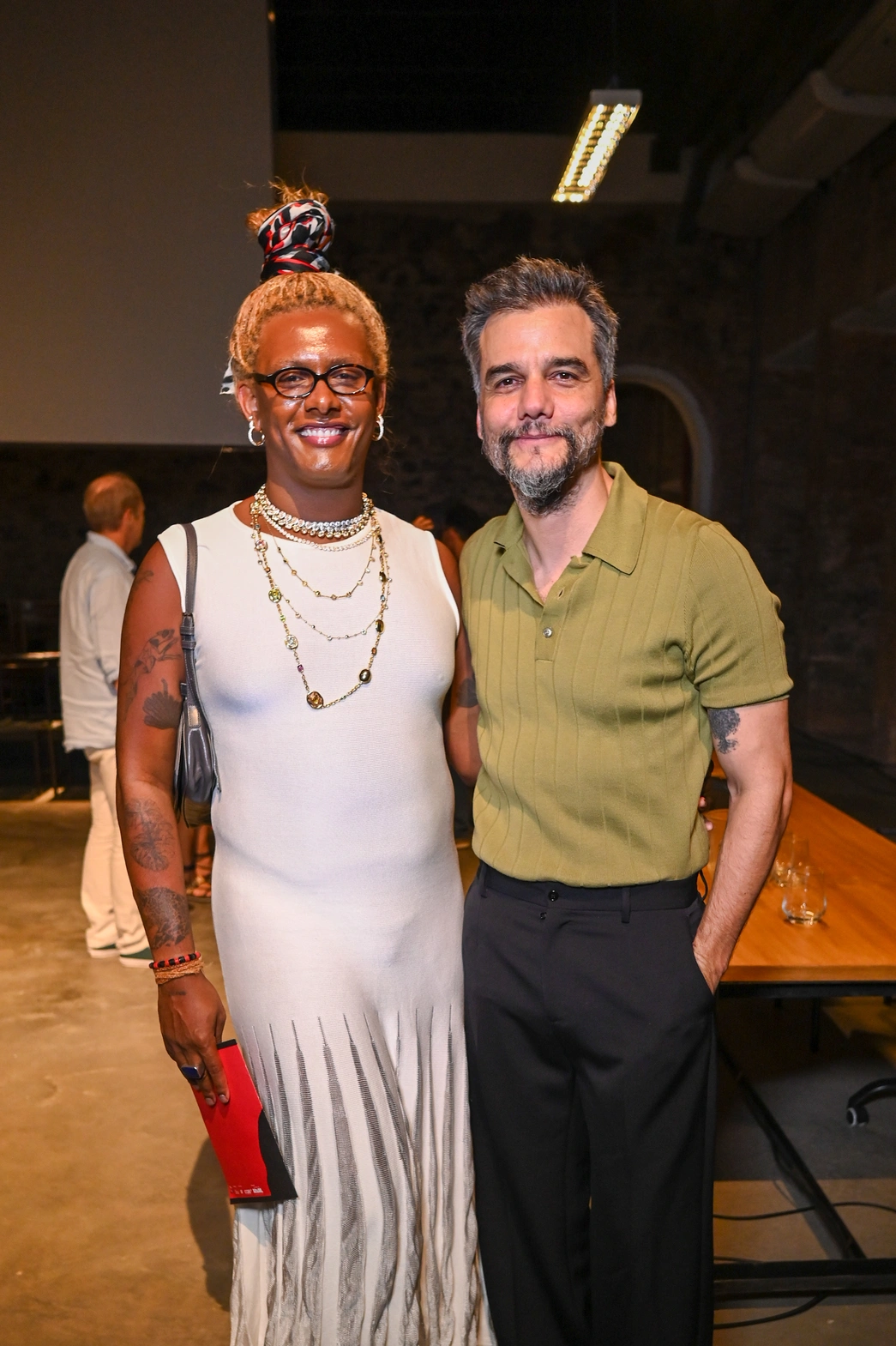 Wagner Moura estreia espetáculo em Salvador e celebra retorno ao teatro