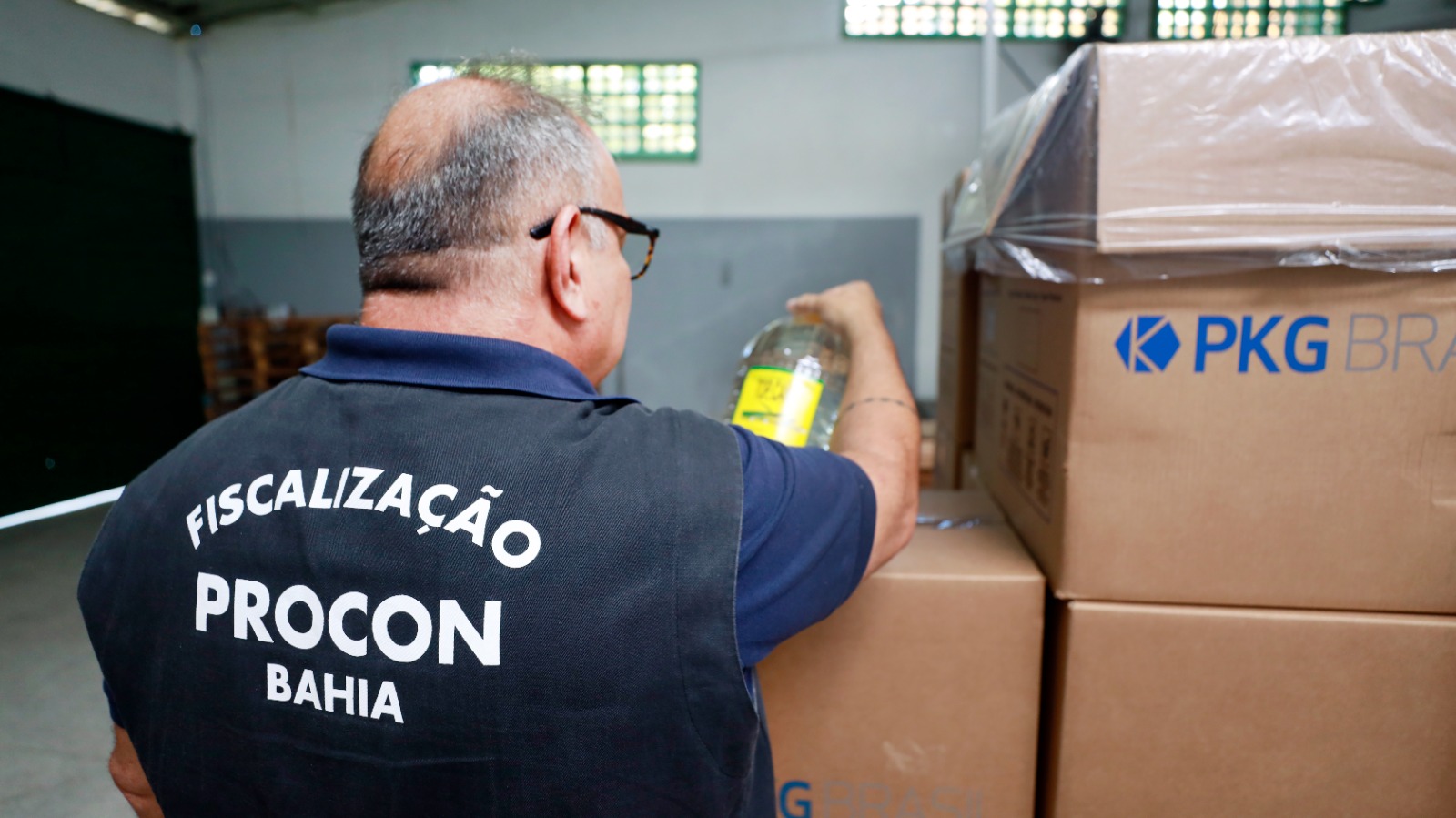 Operação integrada do Governo do Estado contra bebidas adulteradas recolhe primeiras amostras em Salvador