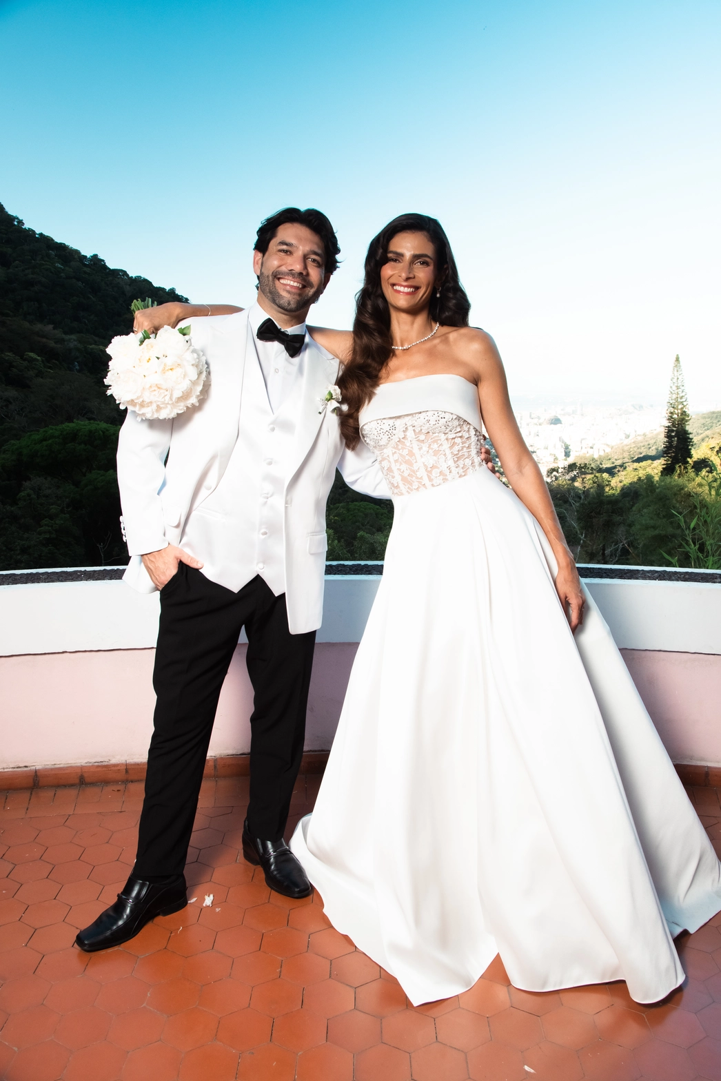 Yasmin Martins Mendes se casa com vestido exclusivo de Lethicia Bronstein inspirado no glamour de Hollywood
