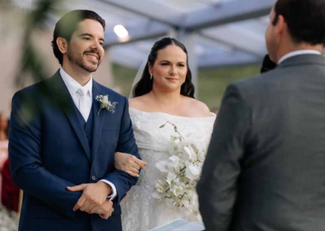 Casal de médicos celebra união em cerimônia elegante na Casa Cloc