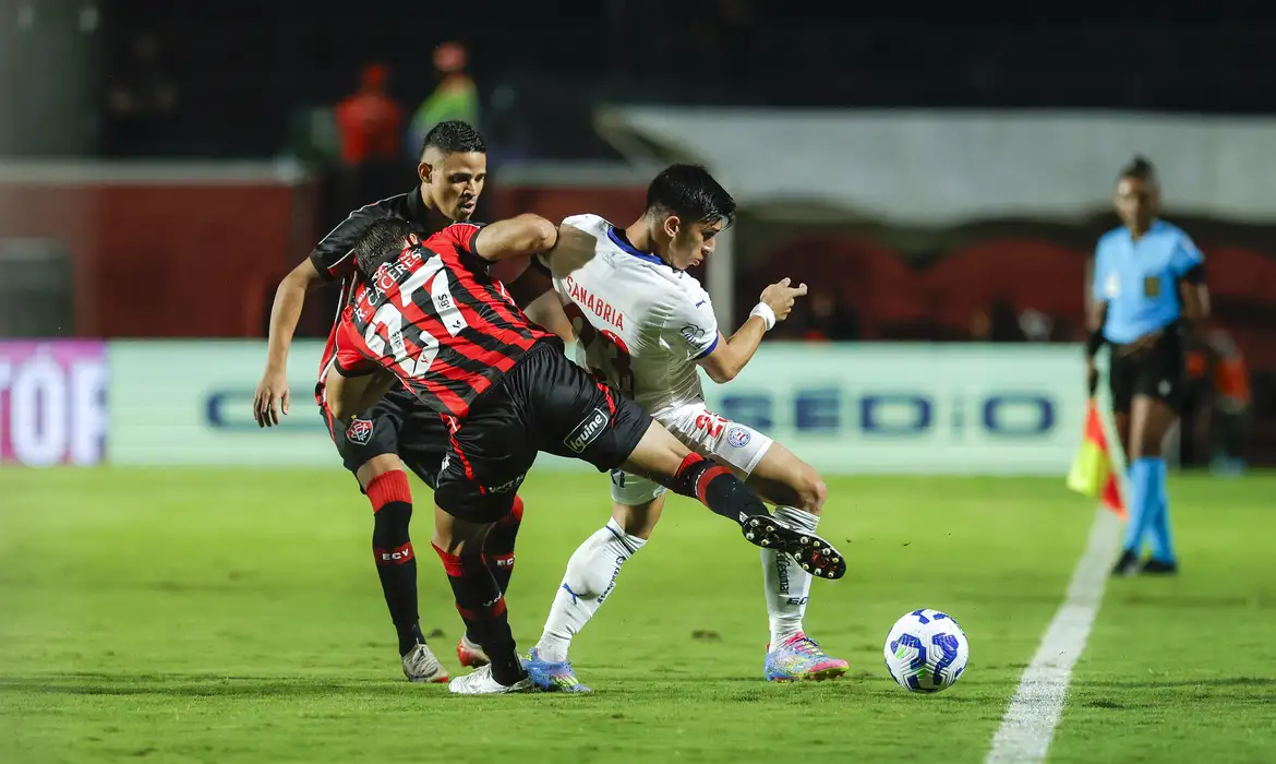 Vitória vence o Bahia no Barradão e ganha fôlego na luta contra o rebaixamento