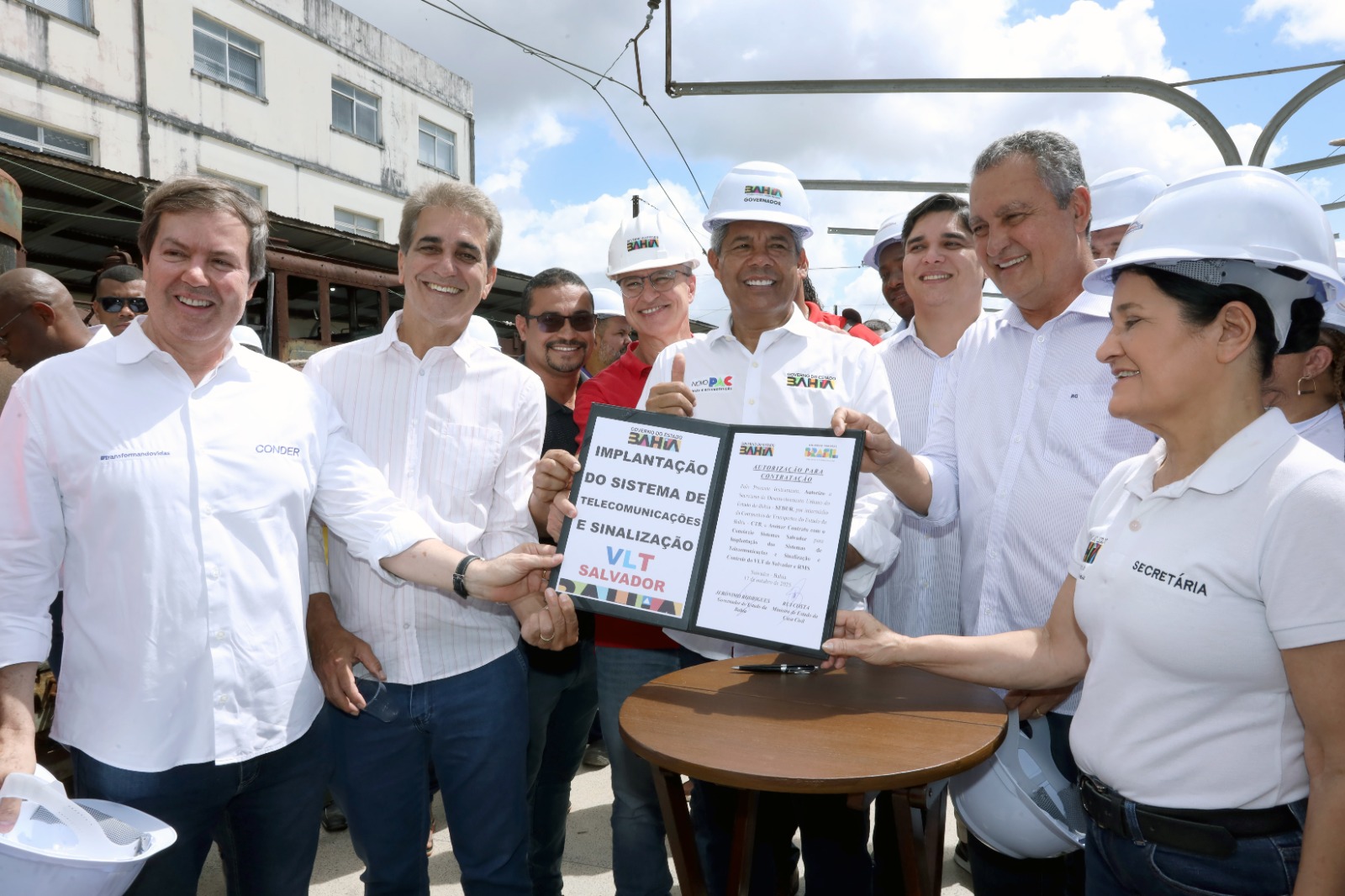 Jerônimo e Rui Costa autorizam implantação de sistemas do VLT e visitam obras em Salvador