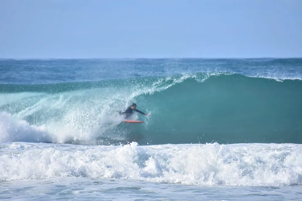 Brasileiro pode ter surfado a primeira onda de 100 pés da história em Nazaré